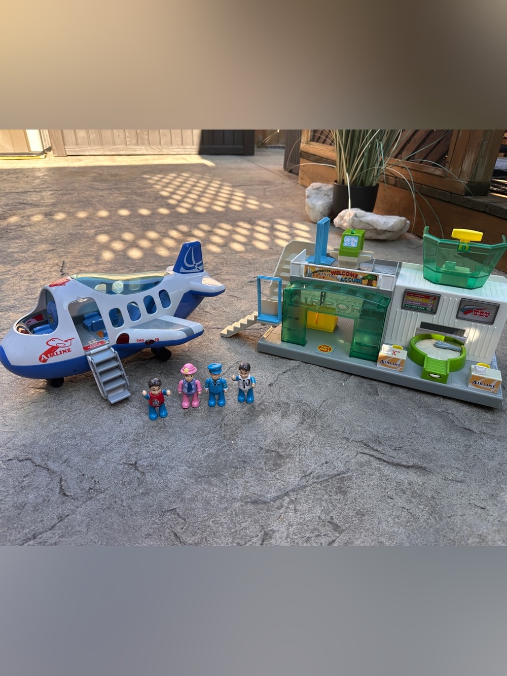 2008 Happy Kid Electronic
Airport & Airplane
Playset w/ 4 Figures-Lights & Sound